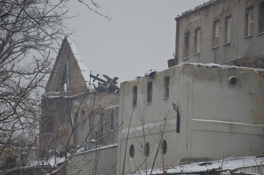 Tarnów. Nie ma winnych pożaru młyna Szancera. Zgliszcza wciąż straszą