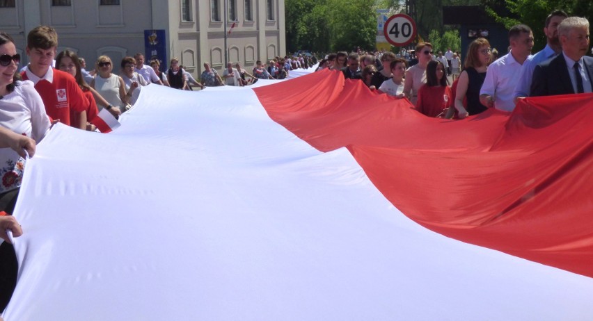 Gigantyczna biało-czerwona flaga, o długości 100 metrów,...