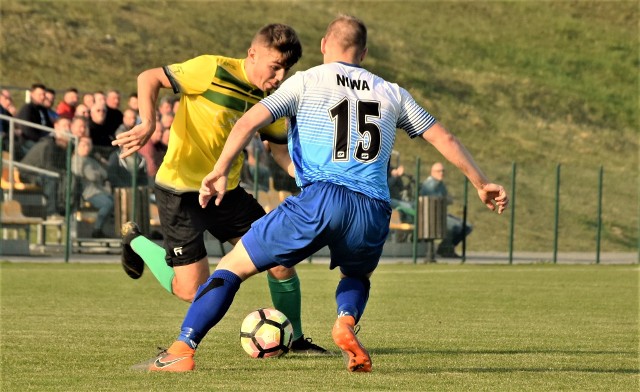 Klasa Okręgowa, Oświęcim. Brzezina Osiek - Niwa Nowa Wieś 1:5. Na zdjęciu: Jakub Zaremba (Brzezina) stara się oszukać Tomasza Gardyńskiego (Niwa).