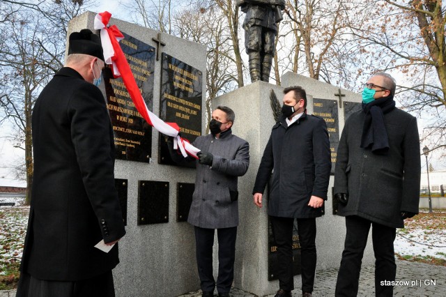 Tablicę odsłonili, od lewej: ksiądz kanonik Szczepan Janas, burmistrz Staszowa Leszek Kopeć, wicestarosta staszowski Leszek Guzal i doktor Maciej Korkuć z IPN w Krakowie.