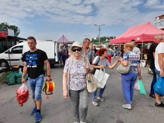 Mnóstwo ludzi odwiedziło w sobotę, 24 lipca giełdę w Sandomierzu. Słoneczna pogoda sprzyjała zakupom, a było w czym wybierać. Zobacz na kolejnych slajdach, co się działo w sobotę, 24  lipca na giełdzie w Sandomierzu >>>