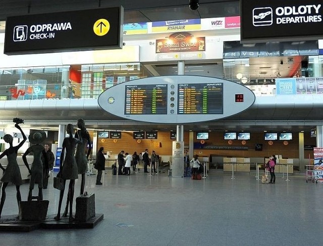 Kancelaria odszkodowawcza Travel Compens poszukuje pracowników, których zadaniem będzie szukanie na lotnisku pasażerów spóźnionych lotów lub klientów nieudanych wycieczek i kontaktowanie ich z prawnikami.