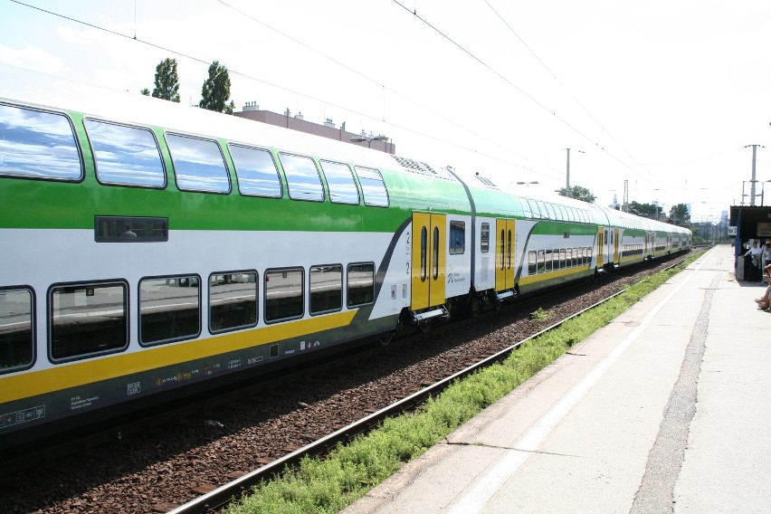 Koleje Mazowieckie wjeżdżają do Krakowa piętrowym pociągiem