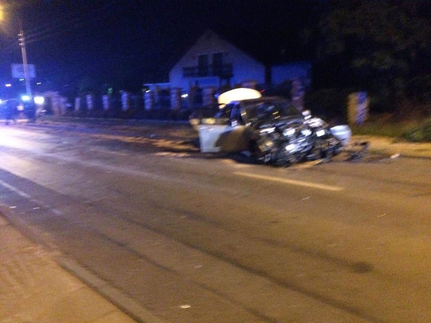 Wypadek przy Limanowskiego w Radomiu. Kradziony mercedes potrącił rowerzystę, skosił znaki i ogrodzenie. Sprawca uciekł, szuka go policja
