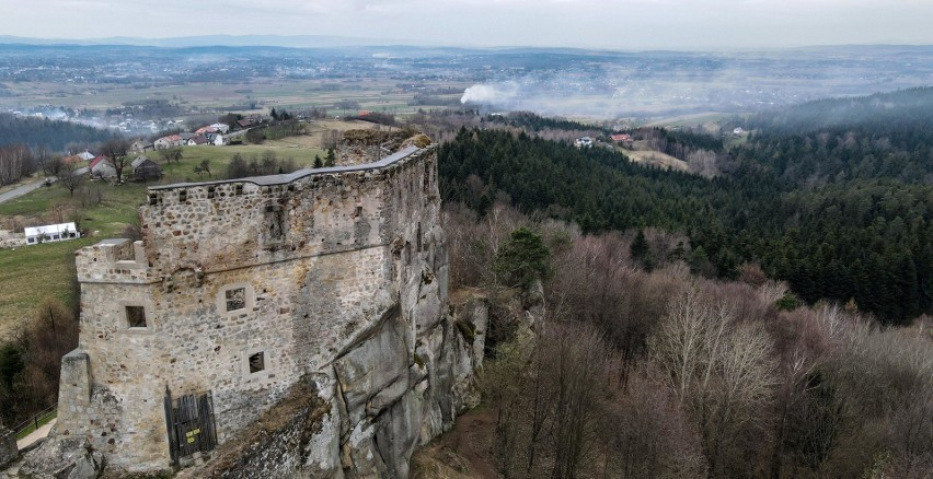 Majestatyczne ruiny zamku Kamieniec w Odrzykoniu z lotu...