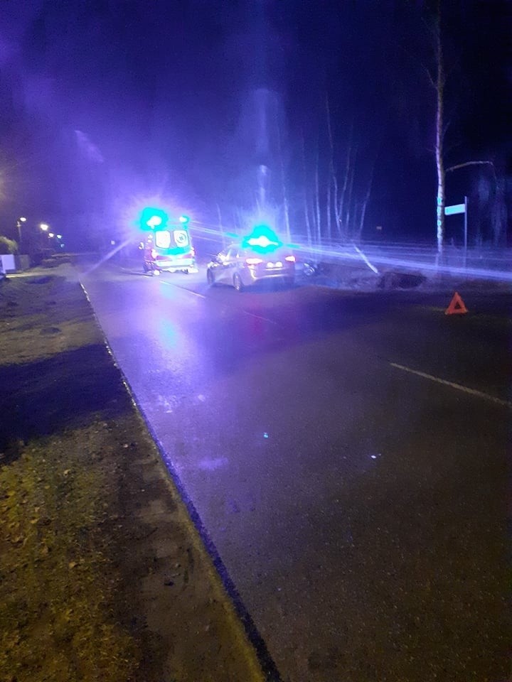 BMW zjechało z drogi i uderzyło w drzewo. Jedna osoba trafiła do szpitala