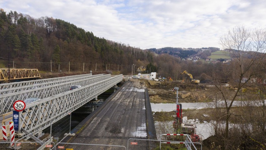 Nowy Sącz. Twa wyburzanie starego mostu na rzece Kamienicy przy ul. Kamiennej. Zobacz zdjęcia z drona