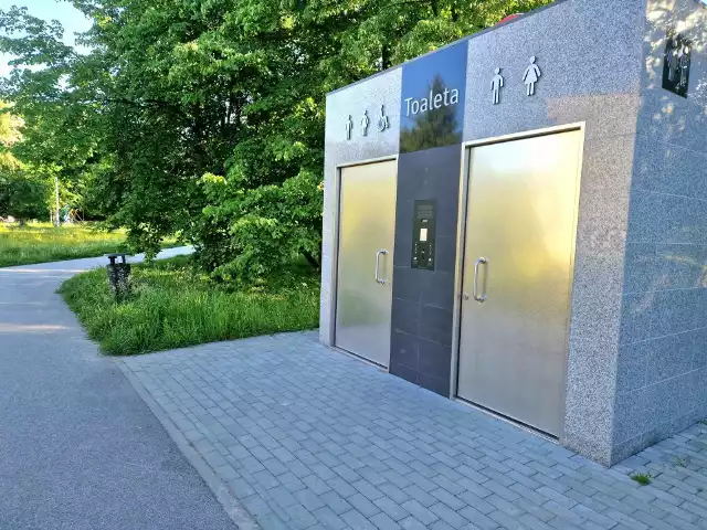 Toaleta w parku Maćka i Doroty na Klinach płata mieszkańcom figle. Po opłaceniu wejścia, drzwi się nie otwierają.