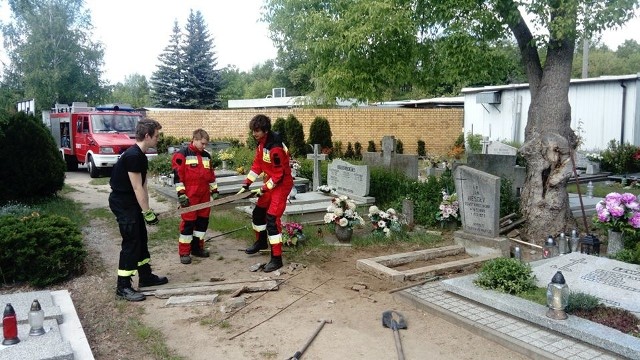 Strażacy nie tylko odbudowują grób powstańca wielkopolskiego, ale też chcą go objąć opieką