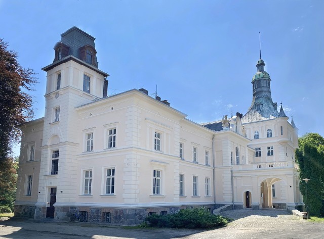 Wybudowany w drugiej połowie XIX wieku Pałac w Damnicy bierze udział w ogólnopolskim konkursie budowlanym „Modernizacja Roku & Budowa XXI w.” organizowanym przez Stowarzyszenie Ochrony Narodowego Dziedzictwa Materialnego.