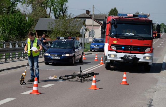 Do wypadku doszło w środę na drodze wojewódzkiej nr 884 w Nienadowej w powiecie przemyskim.- Kierujący samochodem ciężarowym uderzył bokiem pojazdu rowerzystę, gdy wykonywał manewr wymijania jednośladu. 15-latek przewrócił się i doznał poważnego urazy głowy - mówi asp. szt. Magdalena Stecura z KMP w Przemyślu.Młody mieszkaniec Nienadowej trafił do szpitala w Przemyślu. Najprawdopodobniej nie miał na głowie kasku. Kierowca ciężarówki był trzeźwy.Na miejscu pracowała grupa dochodzeniowo-śledcza. Dokładne okoliczności tego zdarzenia zostaną ustalone.Zobacz także: W Kuńkowcach koło Przemyśla 19-letni kierowca seata wypadł z drogi i dachował w rowie