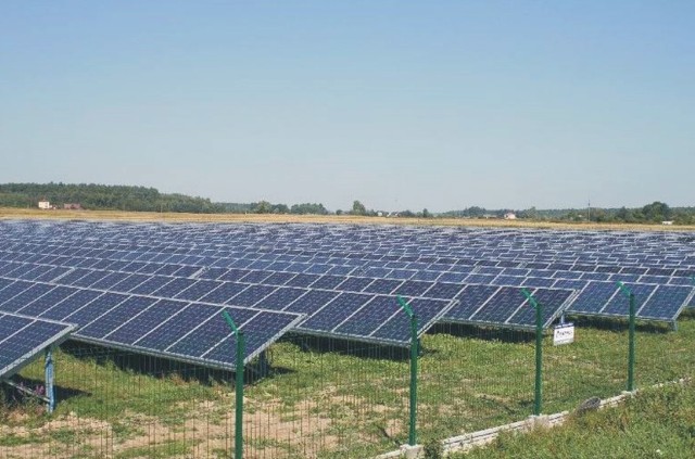 Farma fotowoltaiczna w Cieszanowie w powiecie lubaczowskim powstała w 2015 r., na działce o powierzchni ok. 4,5 ha. Podobne panele coraz umieszczane są na dachach domów.
