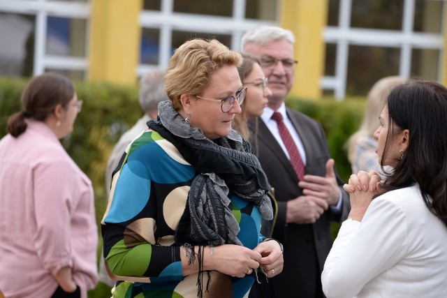 - Ten rok szkolny wypada lepiej na tle innych lat. Mamy wzrost liczby uczniów, które rozpoczęły naukę w klasach pierwszych – mówi Lidia Sokulska-Tłok, dyrektorka wydziału edukacji.