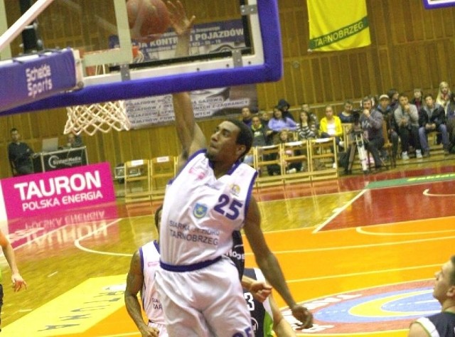 Koszykarz Siarki Jezioro Tarnobrzeg, Lamarshall Corbett (z piłką), wystąpi w konkursie wsadów podczas sobotniego Meczu Gwiazd Tauron Basket Ligi.