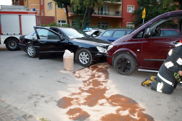Wczoraj po południu doszło do zderzenia trzech aut przy ul. Słowackiego w Słupsku. Policja ustala okoliczności zdarzenia. Na miejsce przyjechała także straż pożarna. 
