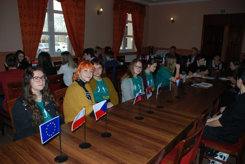Goście z zagranicy w marcu w Pińczowie. Była międzynarodowa konferencja dla młodzieży o Unii Europejskiej [ZDJĘCIA]