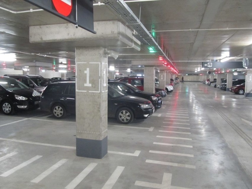 Wrocław: Od dziś zapłacimy za parking pod placem Nowy Targ. Tłoków nie ma (FOTO)