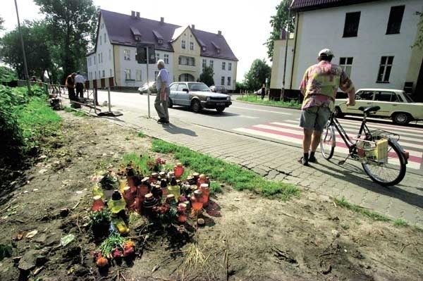 2 sierpnia 2002 roku 42-letni mieszkaniec Węgorzewa wjechał tirem na chodnik przy skrzyżowaniu ulicy Świdwińskiej i Szosy Połczyńskiej w Białogardzie, śmiertelnie potrącając idącą nim kobietę. Ciężarówka z naczepą zatrzymała się dopiero w korycie rzeczki Leśnicy.