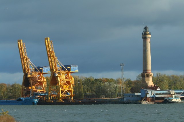 Węgiel to podstawowy surowiec przeładowywany w świnoujskim porcie. Prezes Portu Handlowego Świnoujście Marek Kowalewski mówi, że na razie nie planowane są żadne zwolnienia pracowników. Ale to tylko na razie. W tej chwili w porcie pracuje 460 osób.