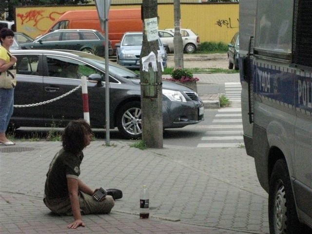 Śpiewała, skakała, a potem położyła się na chodniku i zasnęła. Świadkowie wezwali policję (zdjęcia)