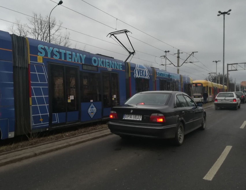 Zanik napięcia. Na rondzie Lotników Lwowskich stały tramwaje i samochody [ZDJĘCIA]