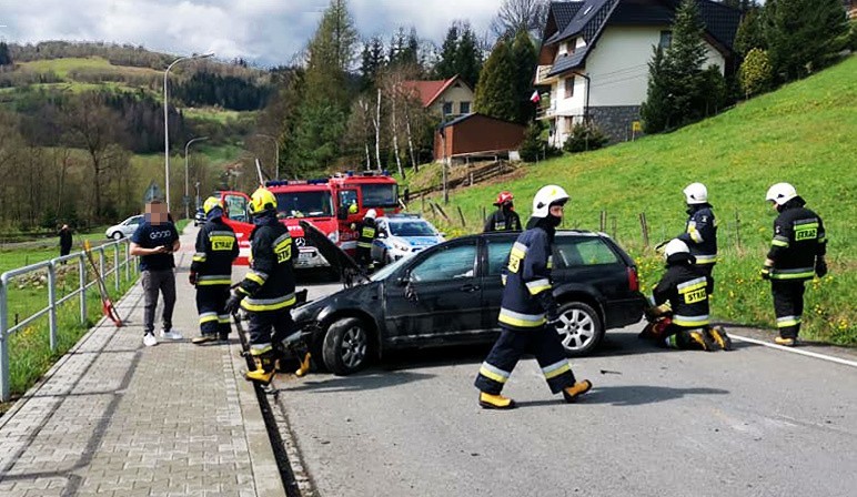 Dachowanie volkswagena na drodze pod Mszaną Dolną