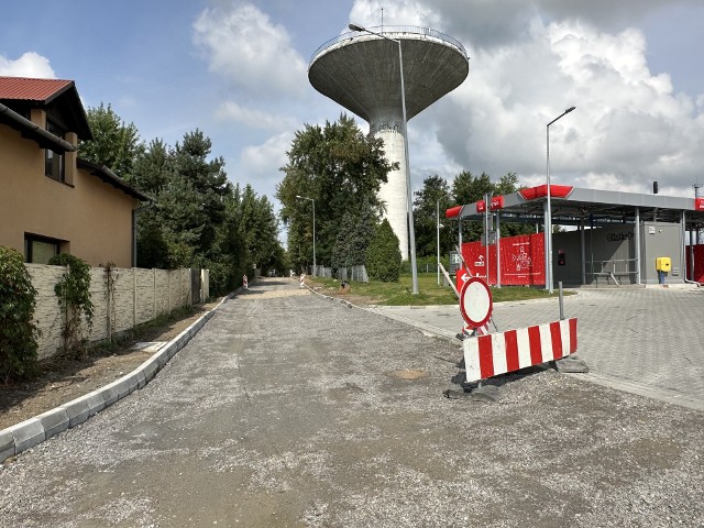 Widok na remontowaną ulicę Rusinowskiego w Tarnobrzegu od ul. Sikorskiego. Od 31 sierpnia do 29 września tylko od tej strony można dojechać do PSZOK-u i administracji osiedli.