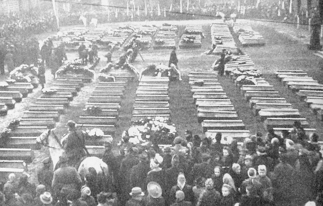 1 grudnia 1945 r. Na Starym Rynku odbył się manifestacyjny pogrzeb ofiar, których szczątki ekshumowano na cmentarzu przy ul. Szubińskiej (podobno natrafiono tam na 200 mogił), na Cmentarzu Nowofarnym przy Artyleryjskiej (100 ofiar) oraz w prochowni  na Jachcicach.