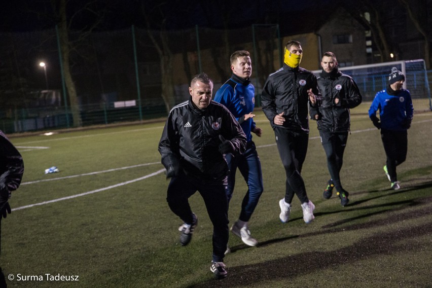 Piłkarze Błękitnych Stargard trenują na stadionie przy ulicy...