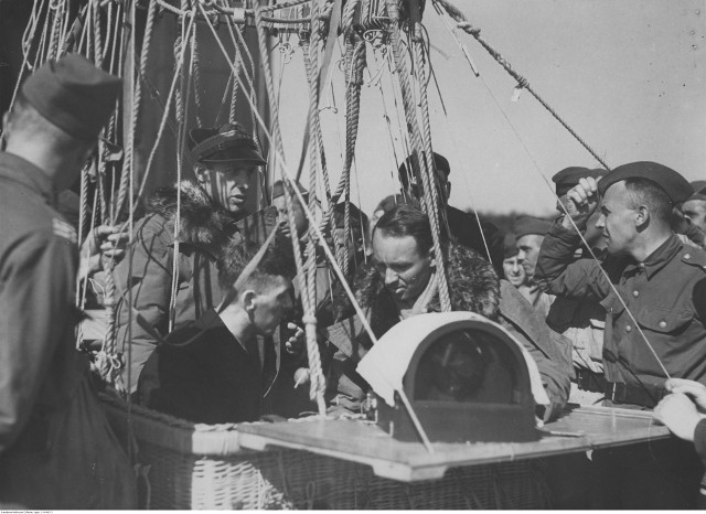 Kapitan Zbigniew Burzyński (stoi) i doktor  Konstanty Jodko-Narkiewicz w gondoli balonu „Toruń”  sprawdzają sprzęt przed lotem do stratosfery 18 czerwca 1936 r. W takim koszu tak daleko mogli lecieć tylko ludzie nieustraszeni