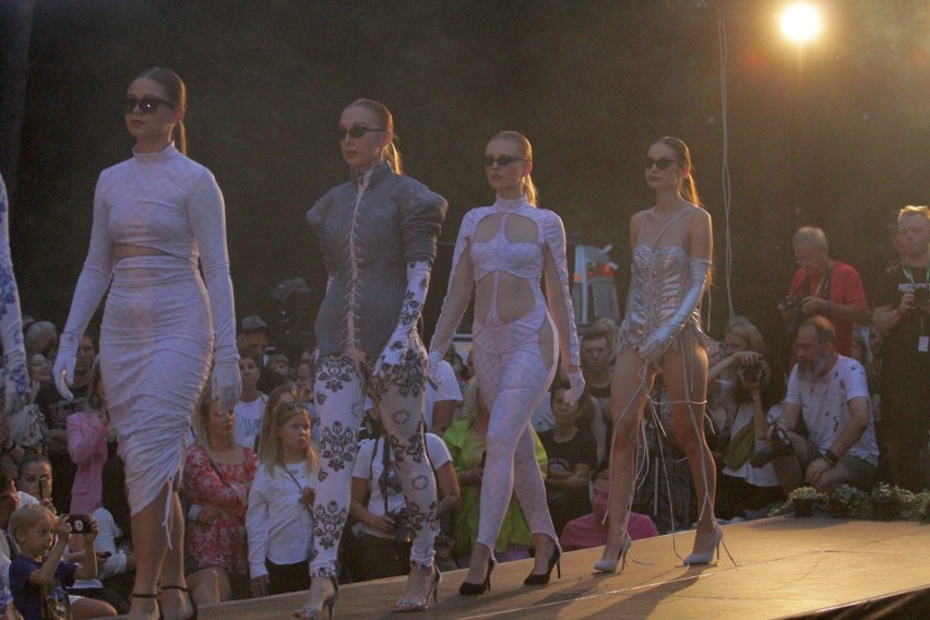 Pokaz mody w Nowej Dębie na rozpoczęcie IV Nadwiślańskiego Fashion Week. Zobaczcie zdjęcia