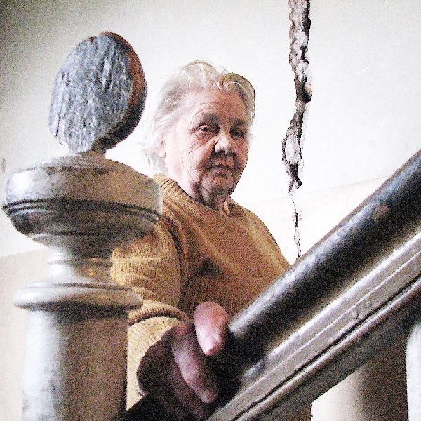 80-letnia Krystyna Raczkowiak od dwóch lat mieszka w kamienicy komunalnej, do której nikt nie powinien wchodzić. Budynek przy ul. Wałowej 24 w Inowrocławiu w każdej chwili może runąć.