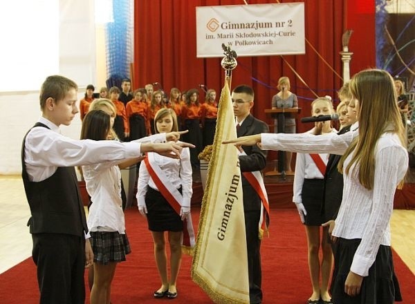 Wczoraj uczniowie po raz pierwszy ślubowali na nowy sztandar Gimnazjum nr 2 w Polkowicach.