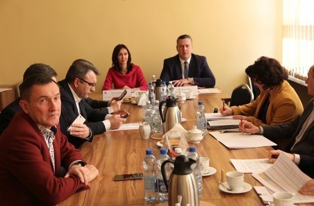 Posiedzenie Komisji Strategii Rozwoju, Promocji i Współpracy z Zagranicą. Za stołem prezydialnym przewodniczący Grzegorz Gałuszka.