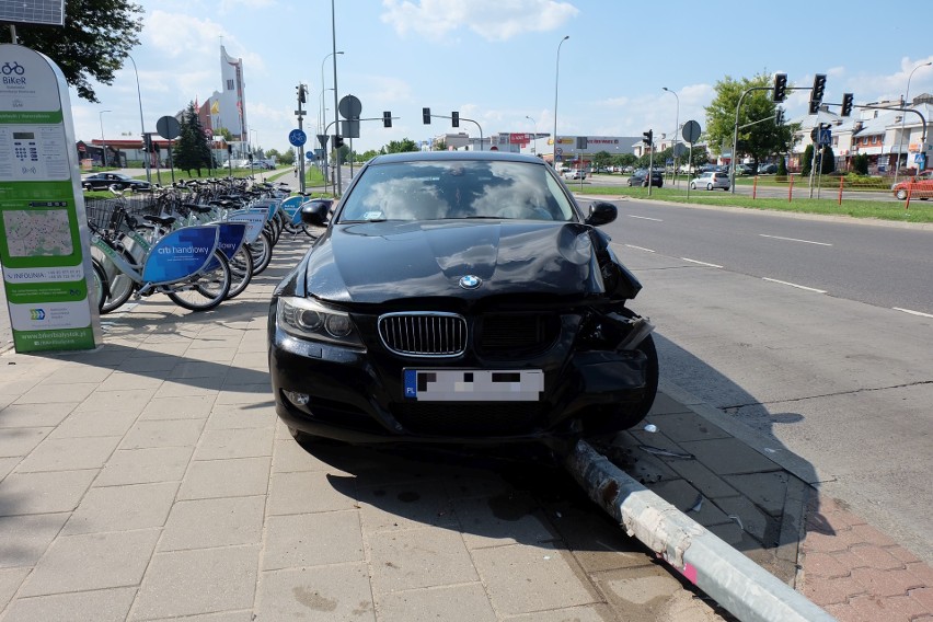 Wypadek BMW na Popiełuszki w Białymstoku. Kierowca uderzył w...