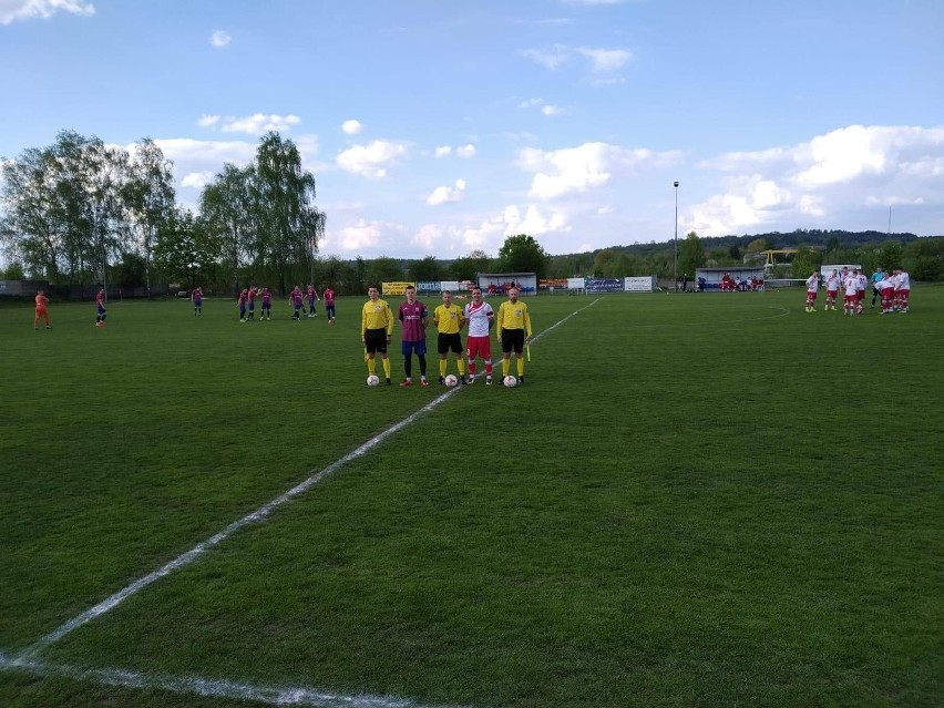 Trzecia liga. Spartakus Daleszyce zremisował w derbach z Wisłą Sandomierz 2:2, ale...spadł do czwartej ligi [ZDJĘCIA]