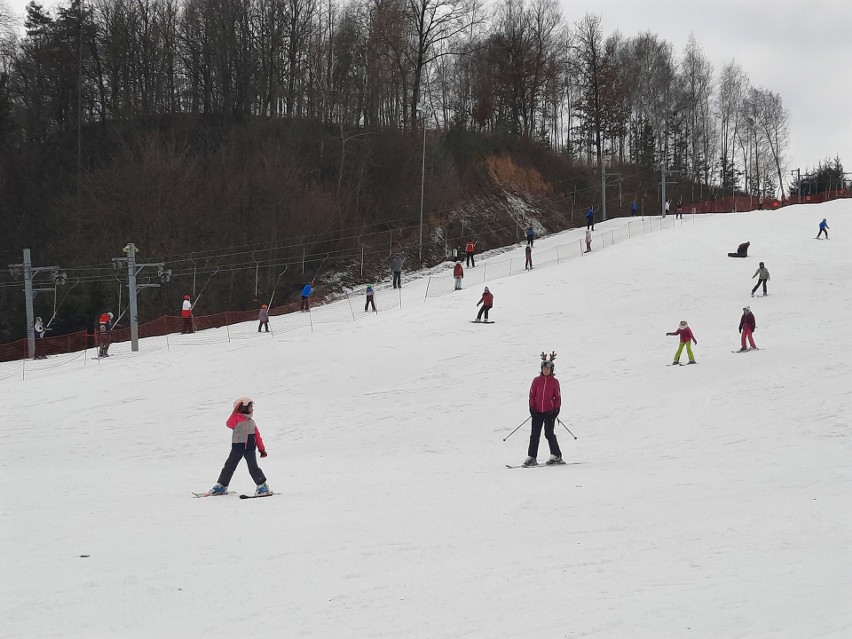 Świetne warunki na stokach "Szwajcarii Bałtowskiej". Zima dla narciarzy wciąż trwa (ZDJĘCIA)