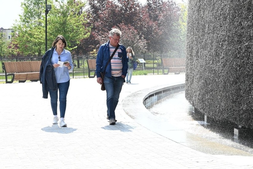 Duży ruch przy tężni i w Parku Zdrojowym w Busku-Zdroju. Mnóstwo spacerowiczów, kuracjuszy i turystów 