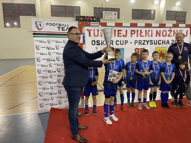 Tomasz Matlakiewicz, Burmistrz Gminy i Miasta Przysucha, gratulował najlepszym drużynom i zawodnikom Halowego Turnieju Piłki Nożnej.