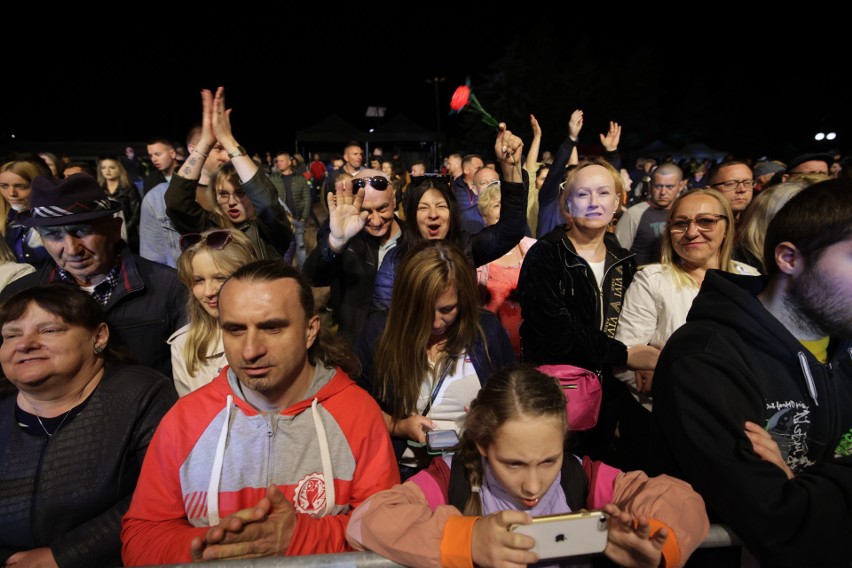 Łukasz Zagrobelny oczarował publiczność na finał Święta Kwitnącej Jabłoni w Samborcu. Szaleństwo pod sceną! Zobacz zdjęcia z koncertu