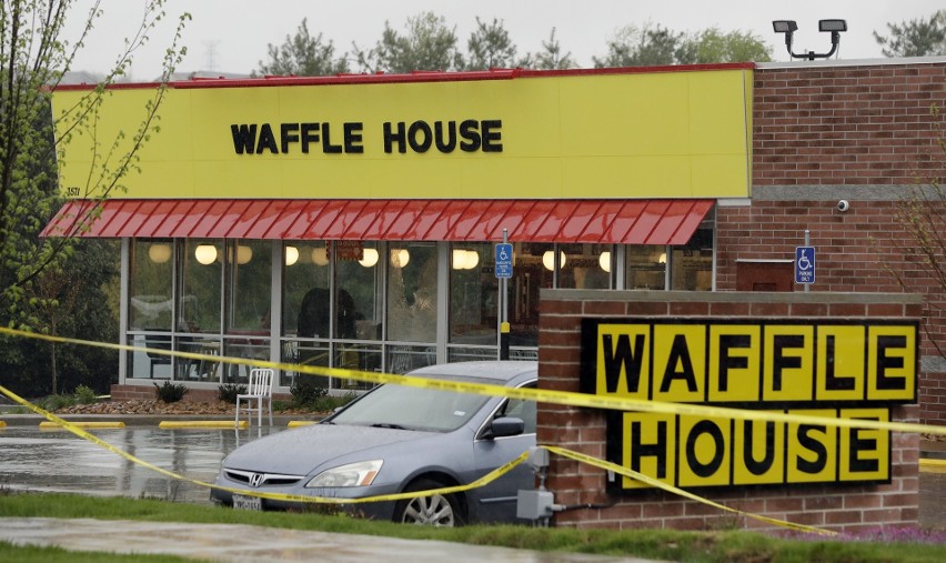 USA: Strzelanina w restauracji Waffle House w Nashville. Travis Reinking zabił cztery osoby i uciekł, James Shaw Jr. bohaterem [WIDEO]