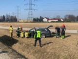 Wojnicz. Wypadek na Drodze Wojewódzkiej nr 975. Na skrzyżowaniu koło cmentarza zderzyły się dwa samochody. Są ranni [ZDJĘCIA]
