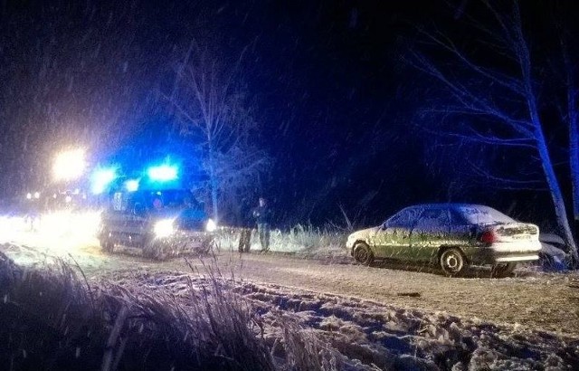 Gdy kierowcy opla zabrakło benzyny zostawił auto na drodze i poszedł szukać pomocy.