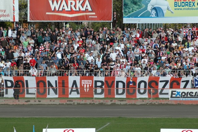 19 kwietnia 2009 roku w żużlowych derbach Polonia podejmowała w Bydgoszczy Unibax Toruń. Wygrali goście 51:39, mimo że indywidualnie triumfowali tylko siedem razy. Na torze brylował Emil Sajfutdinow (16 pkt), ale bardziej wyrównany skład miały "Anioły". Udany debiut w polskiej lidze zaliczył junior Darcy Ward, który zdobył pięć 7+1. Dotarliśmy do zdjęć kibiców na trybunach stadionu przy ulicy Sportowej, które dotąd nie były jeszcze publikowane. Obie ekipy fanów postarały się o ciekawą oprawę. Zapraszamy do obejrzenia! >>>>>>>>>>> 