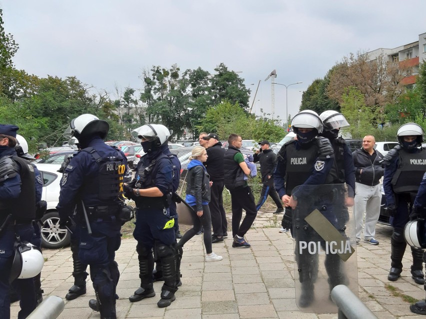 Śląsk II Wrocław - Motor Lublin. Pseudokibice odpalili race, policja obstawiła stadion (ZDJĘCIA, FILM)
