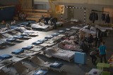 Pierwsi Ukraińcy śpią w hali gimnastycznej w Słupsku. Uchodźców z dnia na dzień przybywa