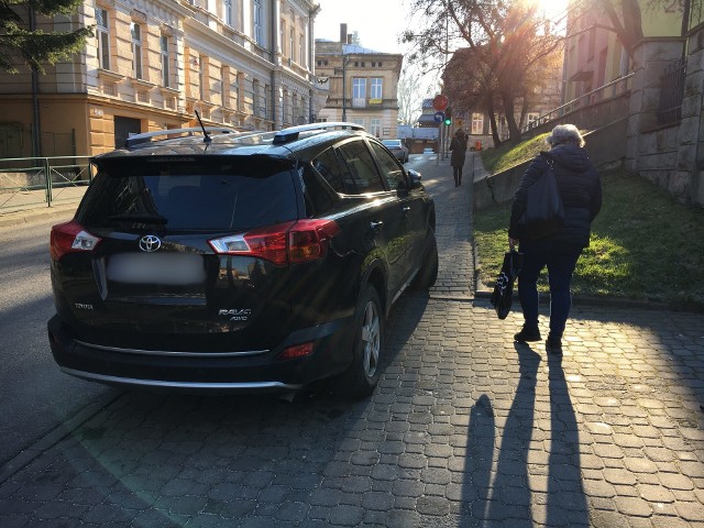 Ulica Konarskiego.Internauci coraz częściej przysyłają nam na alarm@nowiny24.pl mistrzów parkowania w Przemyślu. Zobaczcie ich zdjęcia!Zobacz także: Fotelik z dzieckiem wypadł na jezdnię. Matka się nie zorientowała i pojechała dalej