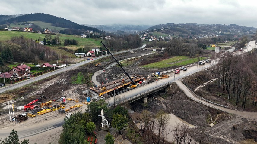 Budowa mostu kolejowego w Klęczanach, nad potokiem Smolnik,...