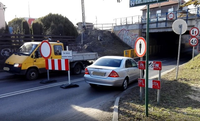 Remont wiaduktu przy ul. Batorego w Zielonej Górze. Niektórzy kierowcy łamią przepisy, żeby przejechać