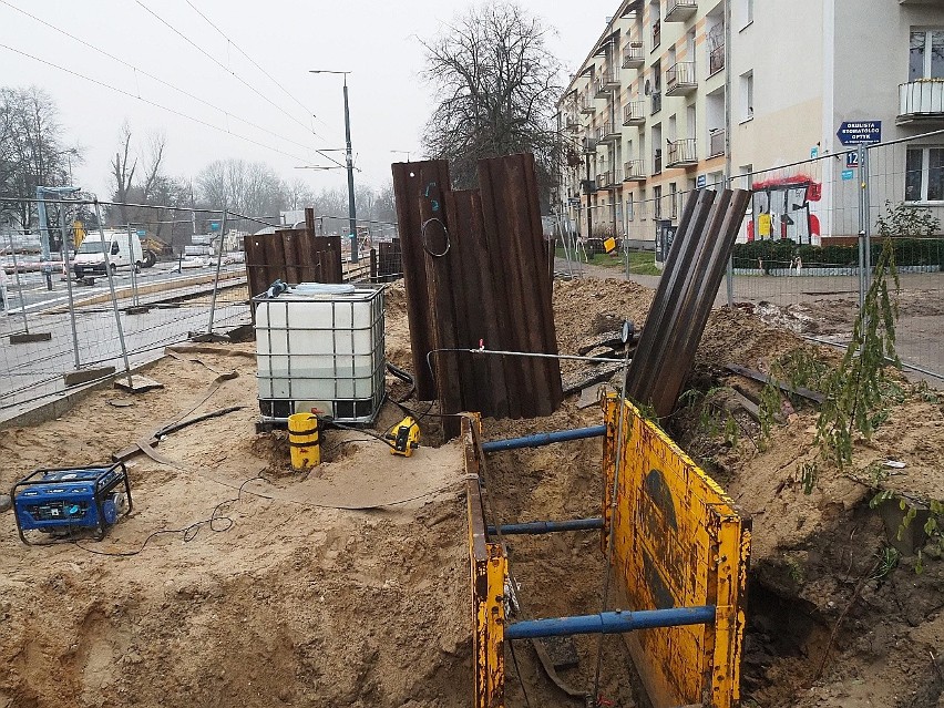 Opóźnienie remontu ulicy Wojska Polskiego w Łodzi daje się we znaki mieszkańcom i przedsiębiorcom 